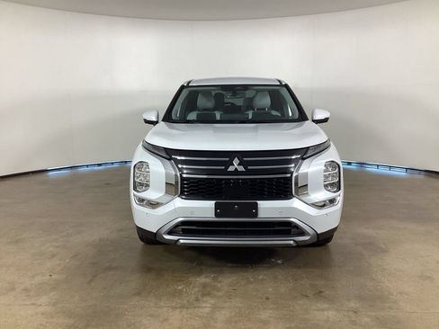 Used 2025 Mitsubishi Outlander SE FWD image 2