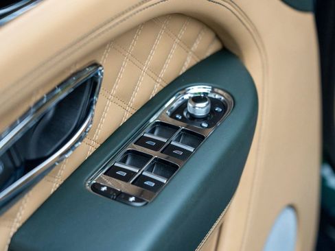 Used 2021 Bentley Bentayga AWD/4WD image 21
