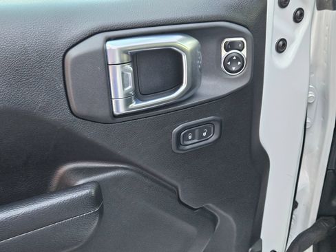 Used 2025 Jeep Wrangler Unlimited Rubicon AWD/4WD image 19