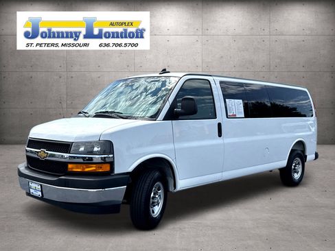 Used 2025 Chevrolet Express 3500 LT w/ LT Preferred Equipment Group RWD image 4