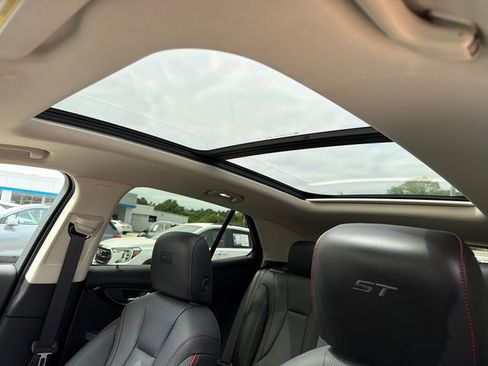 Used 2022 Buick Envision Essence w/ Sport Touring Package FWD image 33
