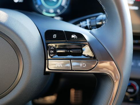 Certified 2025 Hyundai Elantra SEL image 30