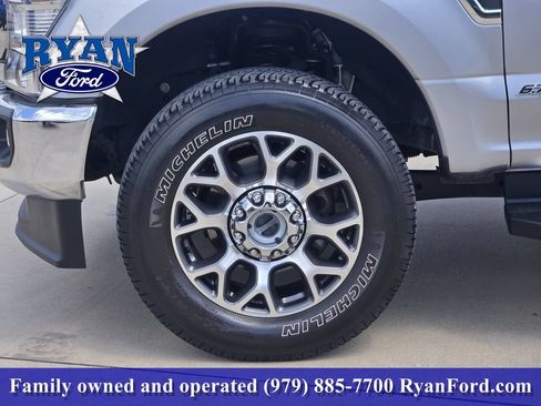 Certified 2022 Ford F250 Lariat w/ Lariat Ultimate Package AWD/4WD image 7