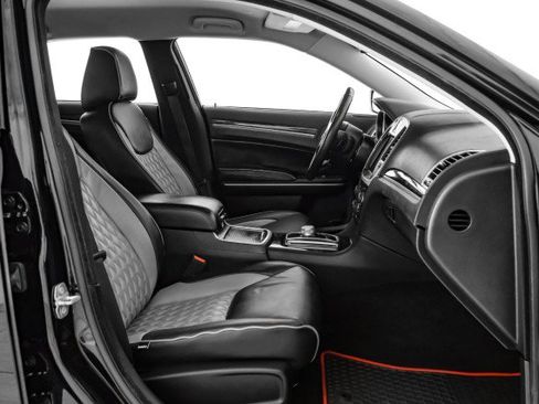 Used 2022 Chrysler 300 Touring w/ Sport Appearance Package image 31