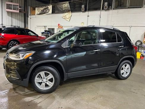 Used 2017 Chevrolet Trax LT w/ LT Convenience Package AWD/4WD image 2
