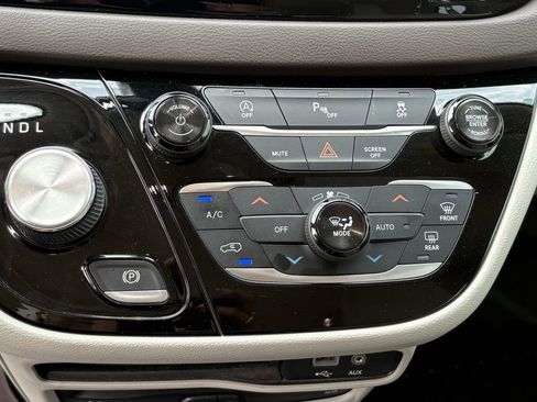 Used 2018 Chrysler Pacifica Touring-L Plus image 21