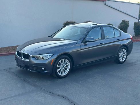 Used 2018 BMW 320i xDrive Sedan w/ Premium Package image 2
