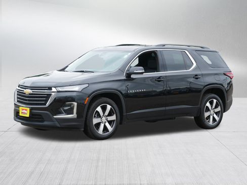 Used 2023 Chevrolet Traverse LT w/ LT Premium Package AWD/4WD image 3