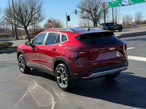 Used 2025 Chevrolet Trax LT w/ LT Convenience Package image 3