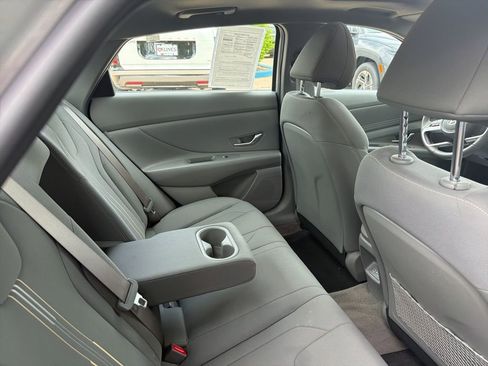 Used 2025 Hyundai Elantra SEL FWD image 13