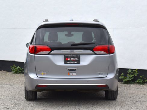 Used 2018 Chrysler Pacifica Touring-L FWD image 40