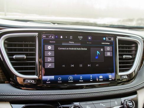 Used 2023 Chrysler Pacifica Limited FWD image 19