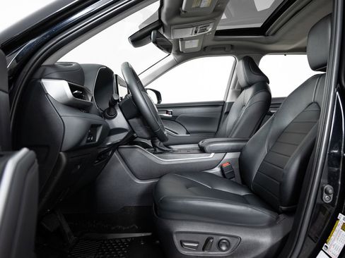 Used 2024 Toyota Highlander XLE image 14