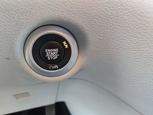 Used 2024 Chrysler Pacifica Touring-L image 30