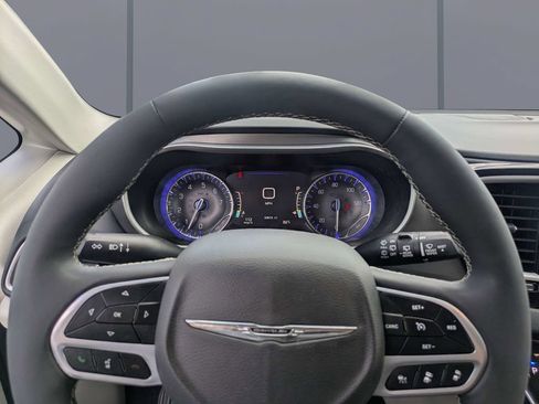 Used 2023 Chrysler Pacifica Touring-L FWD image 29
