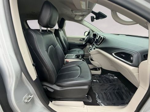 Used 2024 Chrysler Pacifica Limited FWD image 17