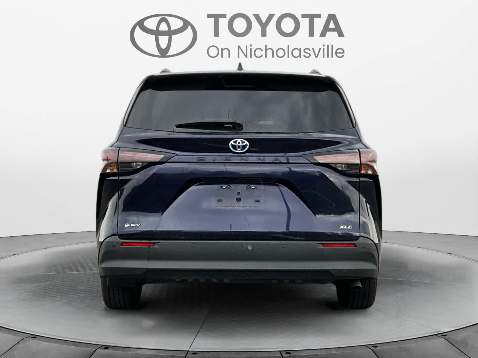 Used 2025 Toyota Sienna XLE FWD image 4