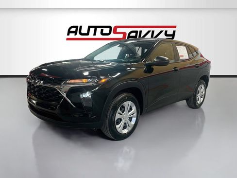 Used 2025 Chevrolet Trax LS w/ Driver Confidence Package FWD image 3