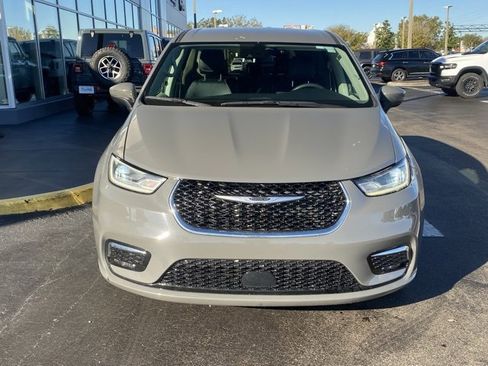 Used 2023 Chrysler Pacifica Touring-L image 3