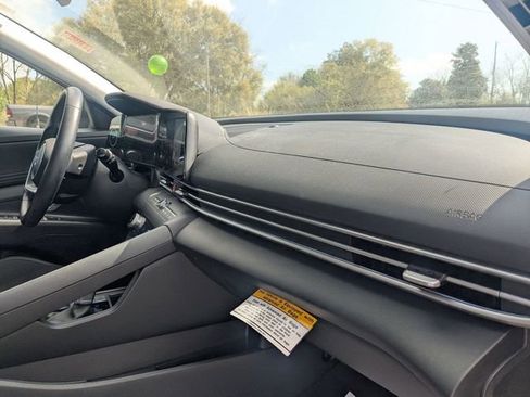 Used 2025 Hyundai Elantra SEL image 35