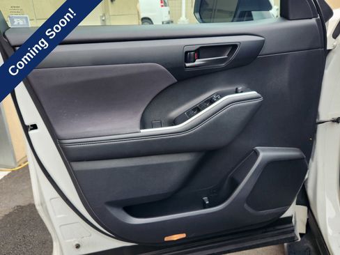 Used 2021 Toyota Highlander LE FWD image 16