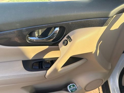 Used 2017 Nissan Rogue SV AWD/4WD image 10