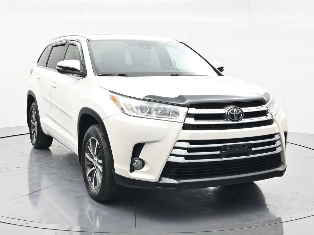 Used 2017 Toyota Highlander XLE AWD/4WD image 3