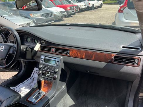 Used 2010 Volvo V70 FWD image 16