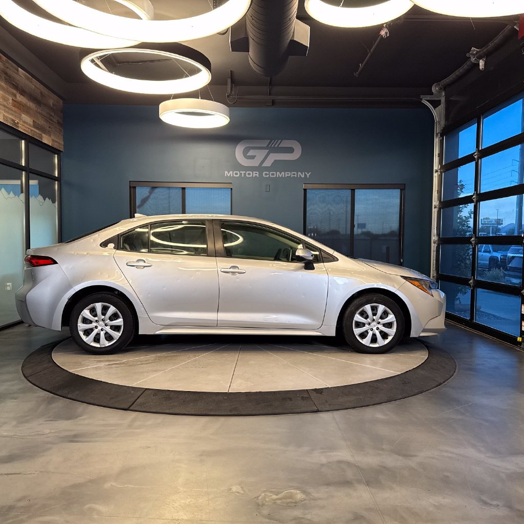 Used 2020 Toyota Corolla LE FWD image 2