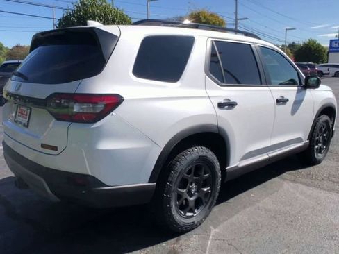 New 2025 Honda Pilot TrailSport image 9