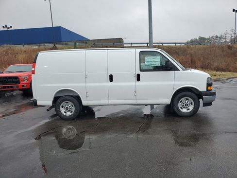 New 2025 GMC Savana 2500 w/ Driver Convenience Package RWD image 3
