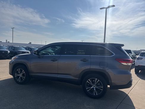 Used 2019 Toyota Highlander LE image 10