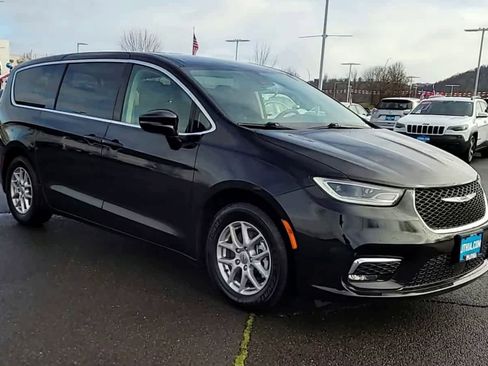 Used 2024 Chrysler Pacifica Touring-L image 2