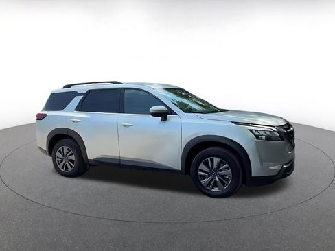 Used 2025 Nissan Pathfinder SV FWD image 2