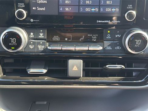 Used 2022 Toyota Highlander XLE AWD/4WD image 34