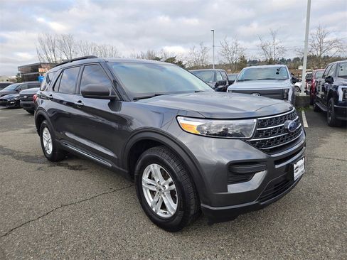 Used 2020 Ford Explorer XLT image 3