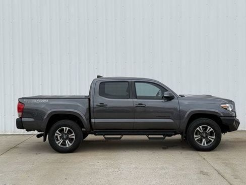 Used 2019 Toyota Tacoma TRD Sport w/ Technology Package image 3