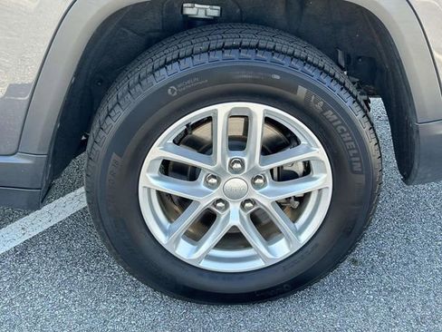 Used 2023 Jeep Grand Cherokee L Laredo w/ Luxury Tech Group I AWD/4WD image 9