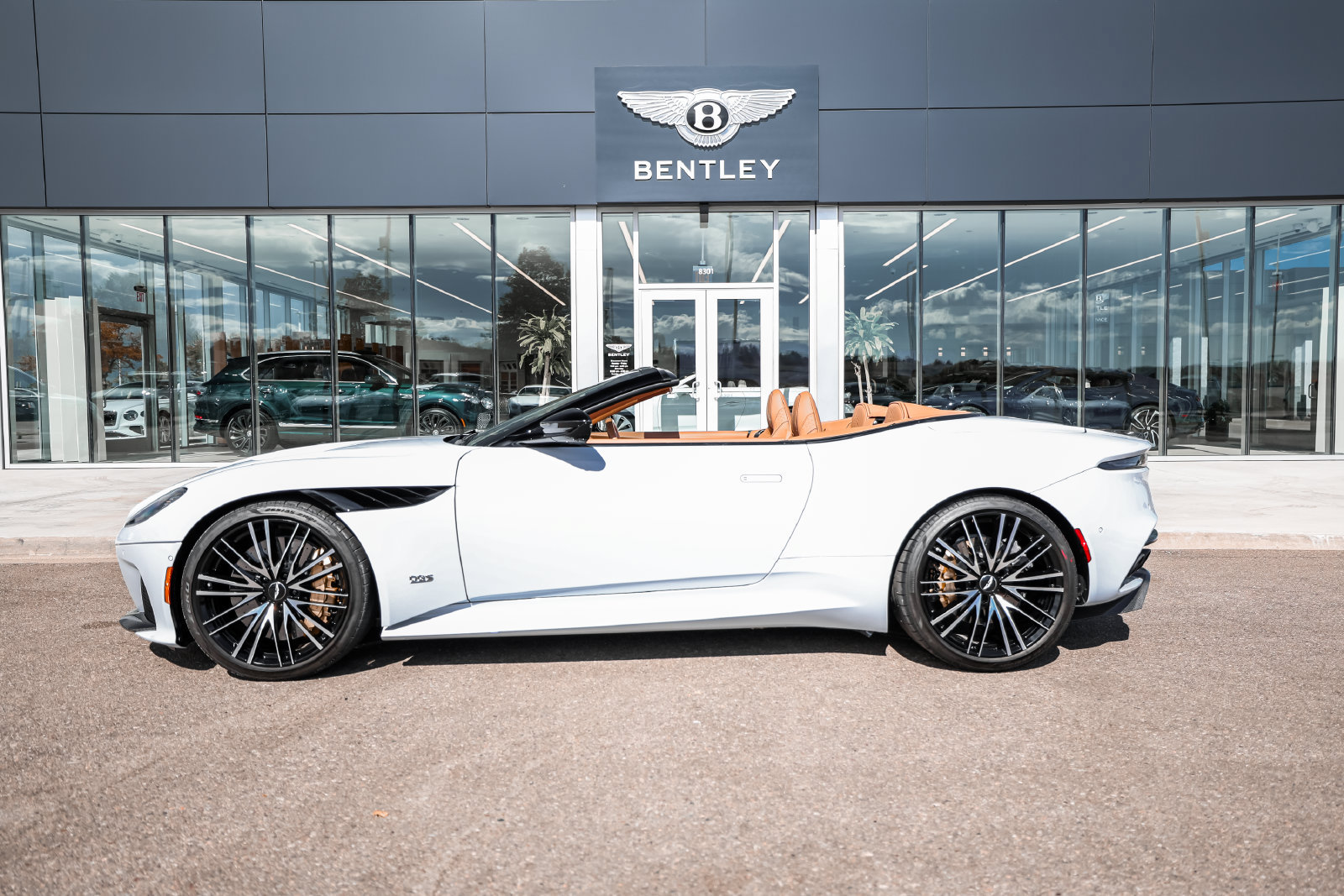 Used 2022 Aston Martin DBS Superleggera Volante RWD image 5