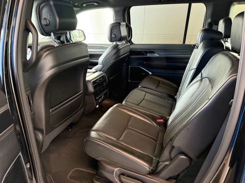 Used 2024 Jeep Wagoneer L Series III w/ Flexible Seating Group AWD/4WD image 16