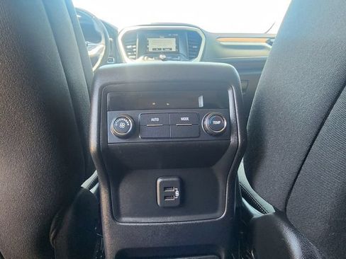 Used 2018 GMC Acadia SLE FWD image 19