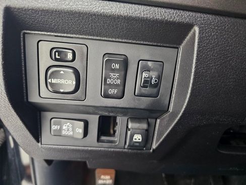 Used 2014 Toyota Tundra SR5 w/ SR5 Upgrade Package image 16