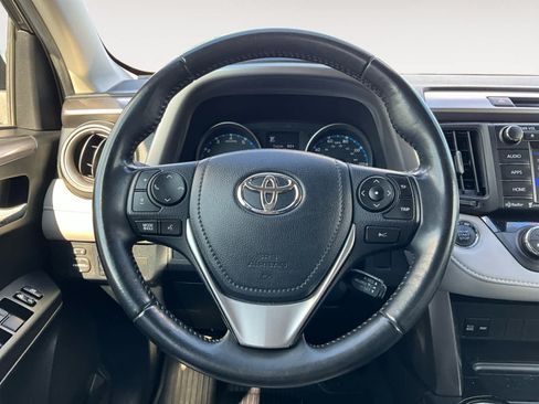 Used 2018 Toyota RAV4 XLE FWD image 12