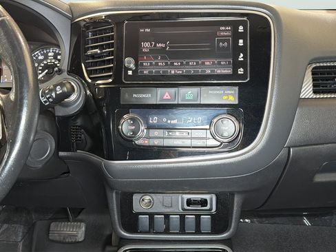 Used 2017 Mitsubishi Outlander SE FWD image 16