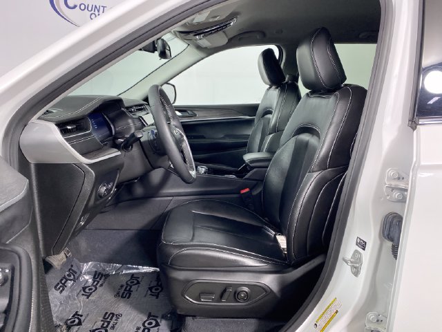 Used 2023 Jeep Grand Cherokee Limited AWD/4WD image 12