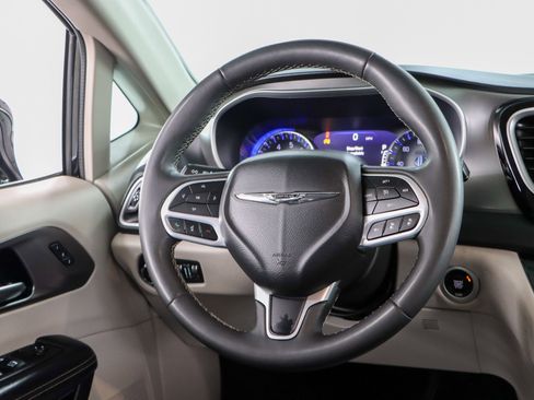 Used 2022 Chrysler Pacifica Touring-L image 12