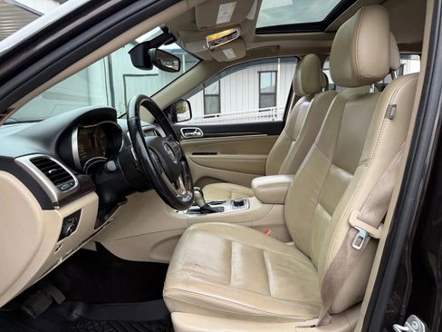 Used 2017 Jeep Grand Cherokee Limited image 2