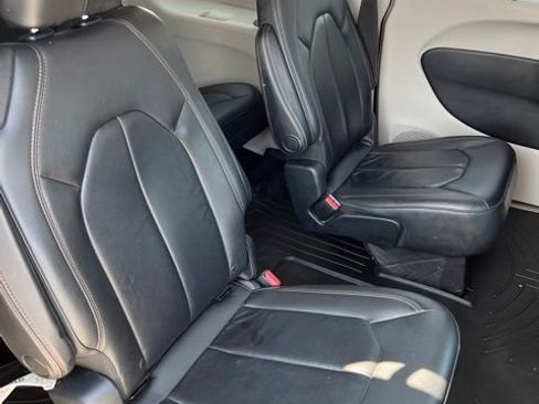 Certified 2017 Chrysler Pacifica Touring-L FWD image 14