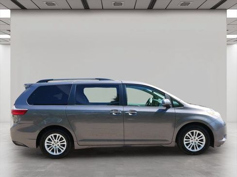 Used 2017 Toyota Sienna XLE FWD image 6