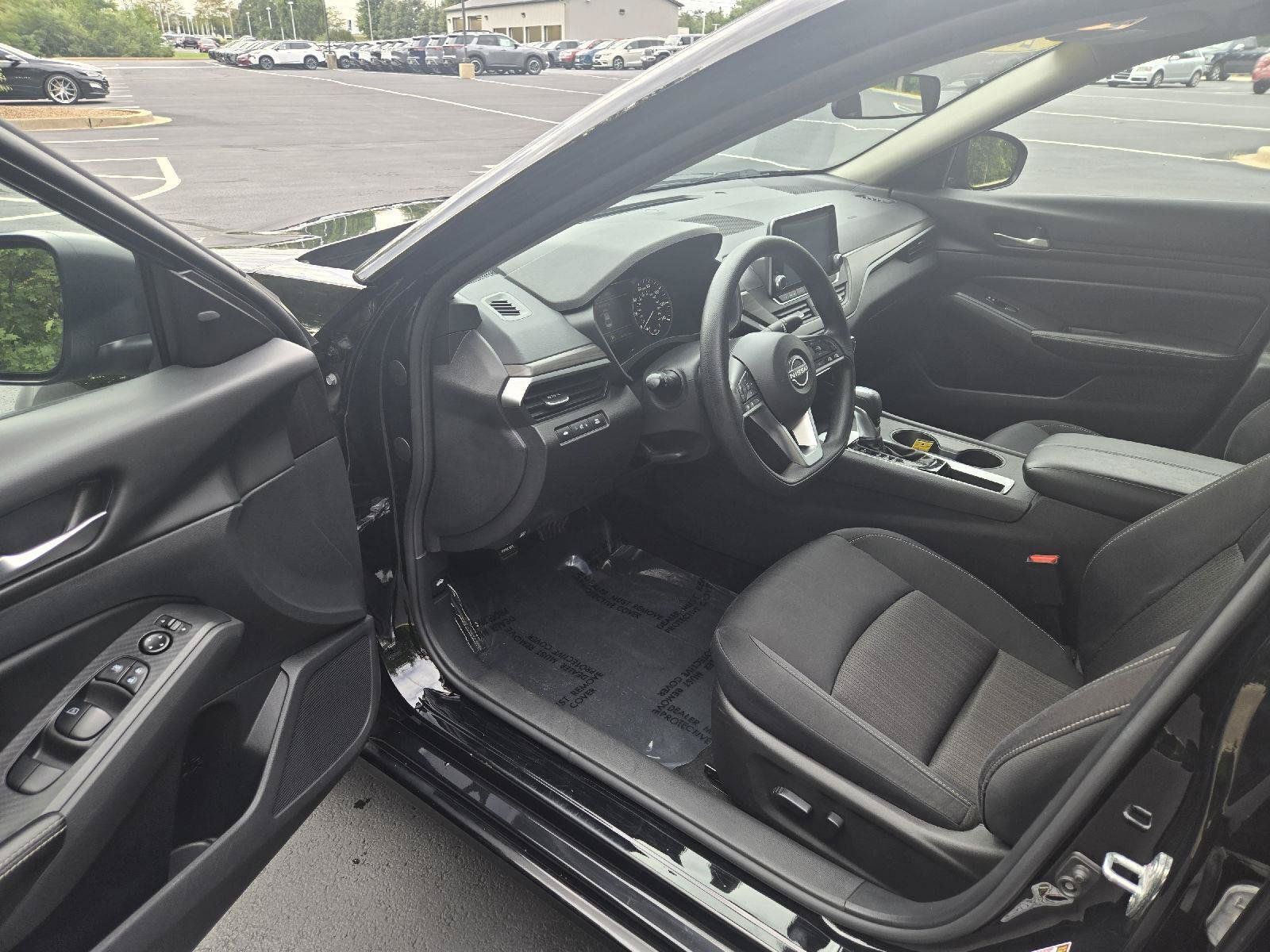 Used 2025 Nissan Altima 2.5 SV FWD image 11